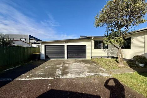 Photo of property in 6 Durham Street, Te Atatu Peninsula, Auckland, 0610