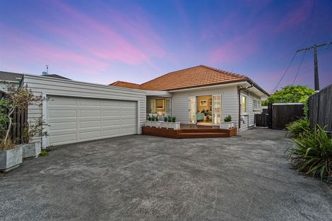 Photo of property in 2/118 East Coast Road, Forrest Hill, Auckland, 0620