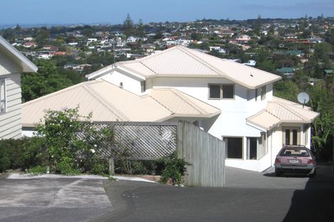 Photo of property in 2/552 Beach Road, Rothesay Bay, Auckland, 0630