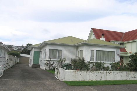 Photo of property in 16 Cambridge Street, Tawa, Wellington, 5028