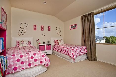 Photo of property in 2/190 East Coast Road, Forrest Hill, Auckland, 0620