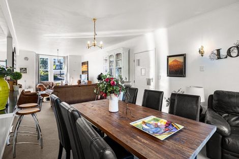 Photo of property in 28 Carrington Street, New Plymouth, 4310