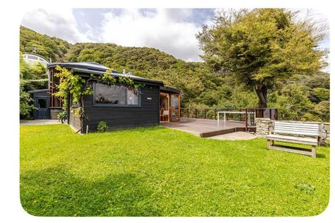 Photo of property in 5 Whiorau Grove, Lowry Bay, Lower Hutt, 5013