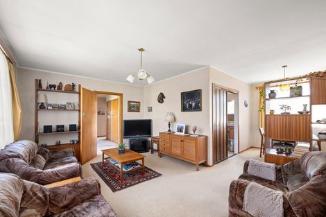 Photo of property in 68 Buscomb Avenue, Henderson, Auckland, 0610