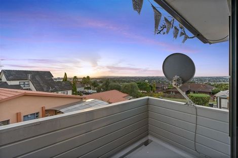 Photo of property in 2/12 Santa Monica Place, Goodwood Heights, Auckland, 2105