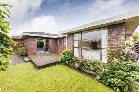 Photo of property in 2 Huhana Court, Hokowhitu, Palmerston North, 4410