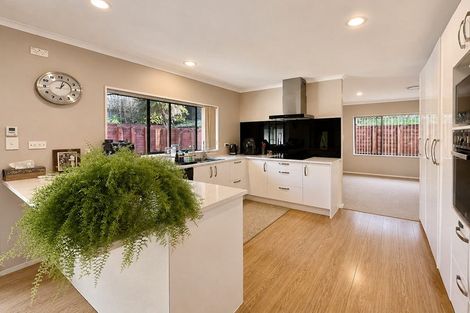 Photo of property in 28 Piper Place, Goodwood Heights, Auckland, 2105