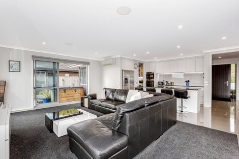 Photo of property in 7 Manapouri Lane, Aotea, Porirua, 5024