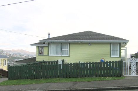 Photo of property in 40 Brooker Grove, Newlands, Wellington, 6037
