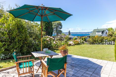 Photo of property in 2 Earle Place, Acacia Bay, Taupo, 3330