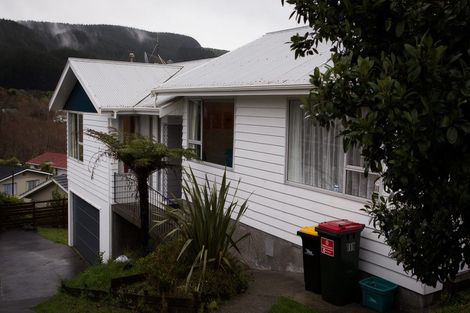 Photo of property in 110 Taylor Terrace, Tawa, Wellington, 5028