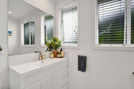 Photo of property in 15 Kowhai Street, Strandon, New Plymouth, 4312