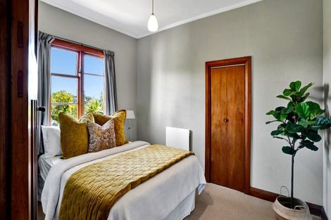 Photo of property in 32 Victoria Road, New Plymouth, 4310