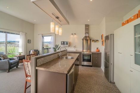 Photo of property in 7 Empressa Heights, Helensville, 0800