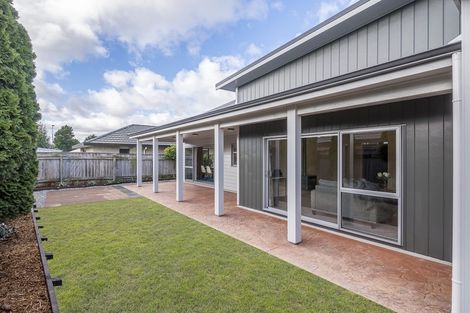 Photo of property in 6 Holcombe Drive, Paraparaumu, 5032