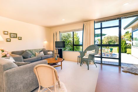 Photo of property in 2 Earle Place, Acacia Bay, Taupo, 3330