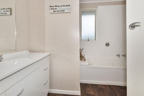 Photo of property in 62 Maywood Crescent, Glen Eden, Auckland, 0602