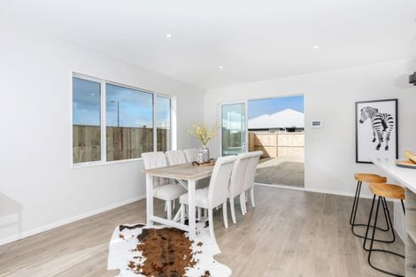 Photo of property in 16 Ropere Street, Kumeu, 0810