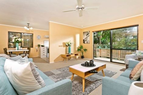 Photo of property in 2/21 Greenvalley Rise, Glenfield, Auckland, 0629