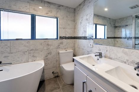 Photo of property in 11 Harbour Lights Close, West Harbour, Auckland, 0618