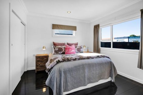 Photo of property in 290 Devon Street West, New Plymouth, 4310