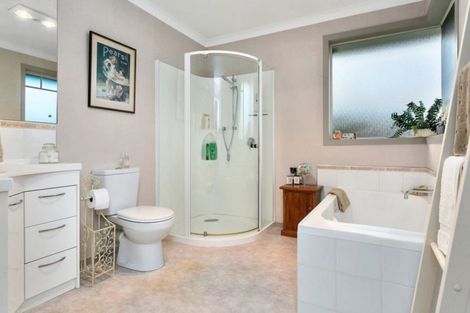 Photo of property in 12 Cooper Crescent, Cambridge, 3434