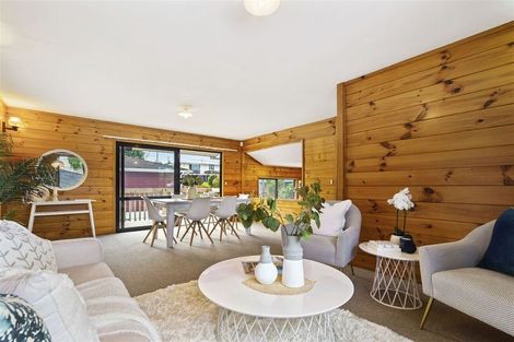 Photo of property in 2/11 Sunhaven Avenue, Glenfield, Auckland, 0629