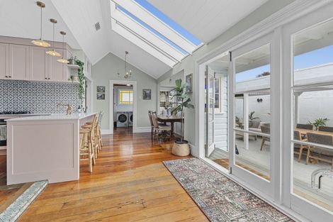 Photo of property in 18 Morley Street, New Plymouth, 4310