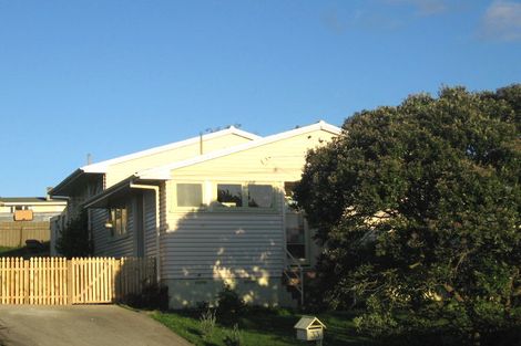 Photo of property in 33 Miranda Street, Cannons Creek, Porirua, 5024