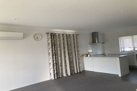 Photo of property in 37 Mettam Drive, Swanson, Auckland, 0614