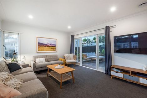 Photo of property in 2/232 East Coast Road, Forrest Hill, Auckland, 0620