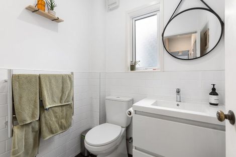 Photo of property in 16 Lawson Place, Mount Victoria, Wellington, 6011