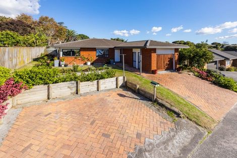 Photo of property in 2/8 Lochend Place, Highland Park, Auckland, 2010