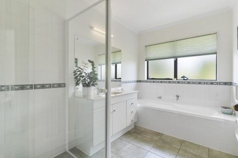 Photo of property in 2 Pat O'connor Place, Manurewa, Auckland, 2105