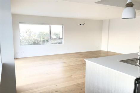 Photo of property in 1/50 Seaview Road, Castor Bay, Auckland, 0620