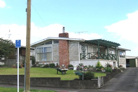 Photo of property in 18 Maui Pomare Street, Blockhouse Bay, Auckland, 0600