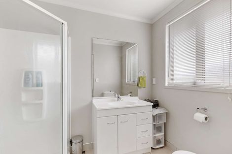 Photo of property in 15 Breaker Grove, Waiuku, 2123