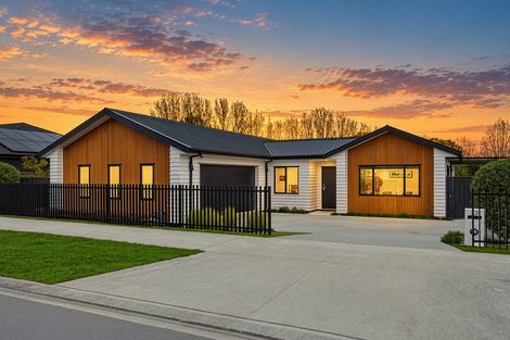 Photo of property in 23 Vogwill Road, Kumeu, 0810