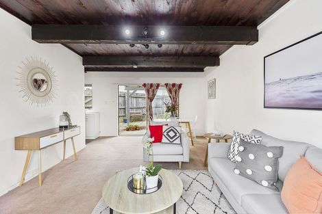 Photo of property in 138 Akaroa Drive, Maupuia, Wellington, 6022