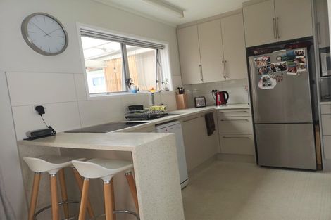 Photo of property in 3/172 Beach Haven Road, Beach Haven, Auckland, 0626