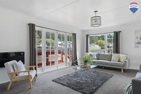 Photo of property in 33 Stockdale Street, Wainuiomata, Lower Hutt, 5014