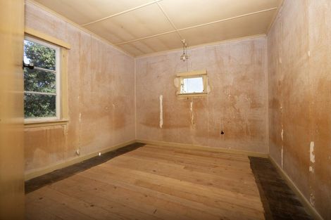 Photo of property in 118 Garden Road, Piha, New Lynn, 0772