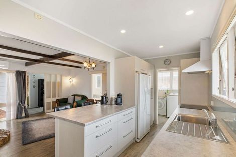 Photo of property in 27 Blanes Road, Weymouth, Auckland, 2103