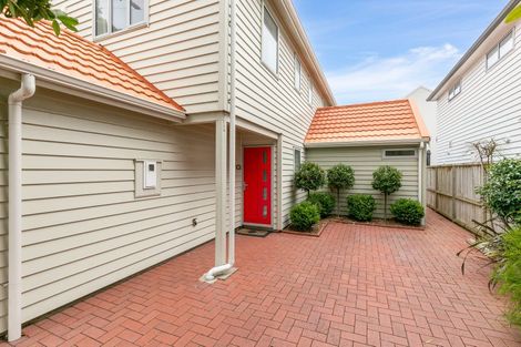 Photo of property in 2/6 The Parade, Island Bay, Wellington, 6023