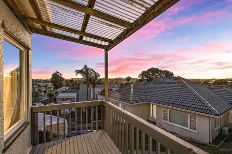 Photo of property in 1/13 Woodhouse Place, West Harbour, Auckland, 0618