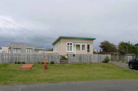 Photo of property in 2 Dawick Street, Foxton Beach, Foxton, 4815