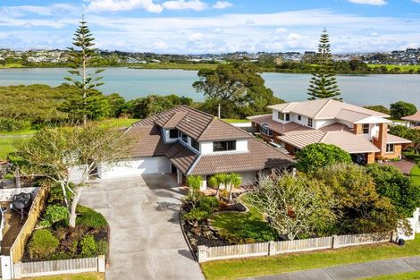Photo of property in 22 Settlers Grove, Orewa, 0931