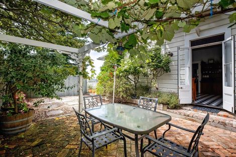 Photo of property in 27 Fitzroy Road, Bluff Hill, Napier, 4110