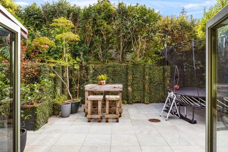 Photo of property in 1/16 Glade Place, Birkenhead, Auckland, 0626