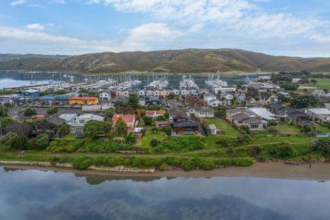 Photo of property in 12 Mana Esplanade, Paremata, Porirua, 5026